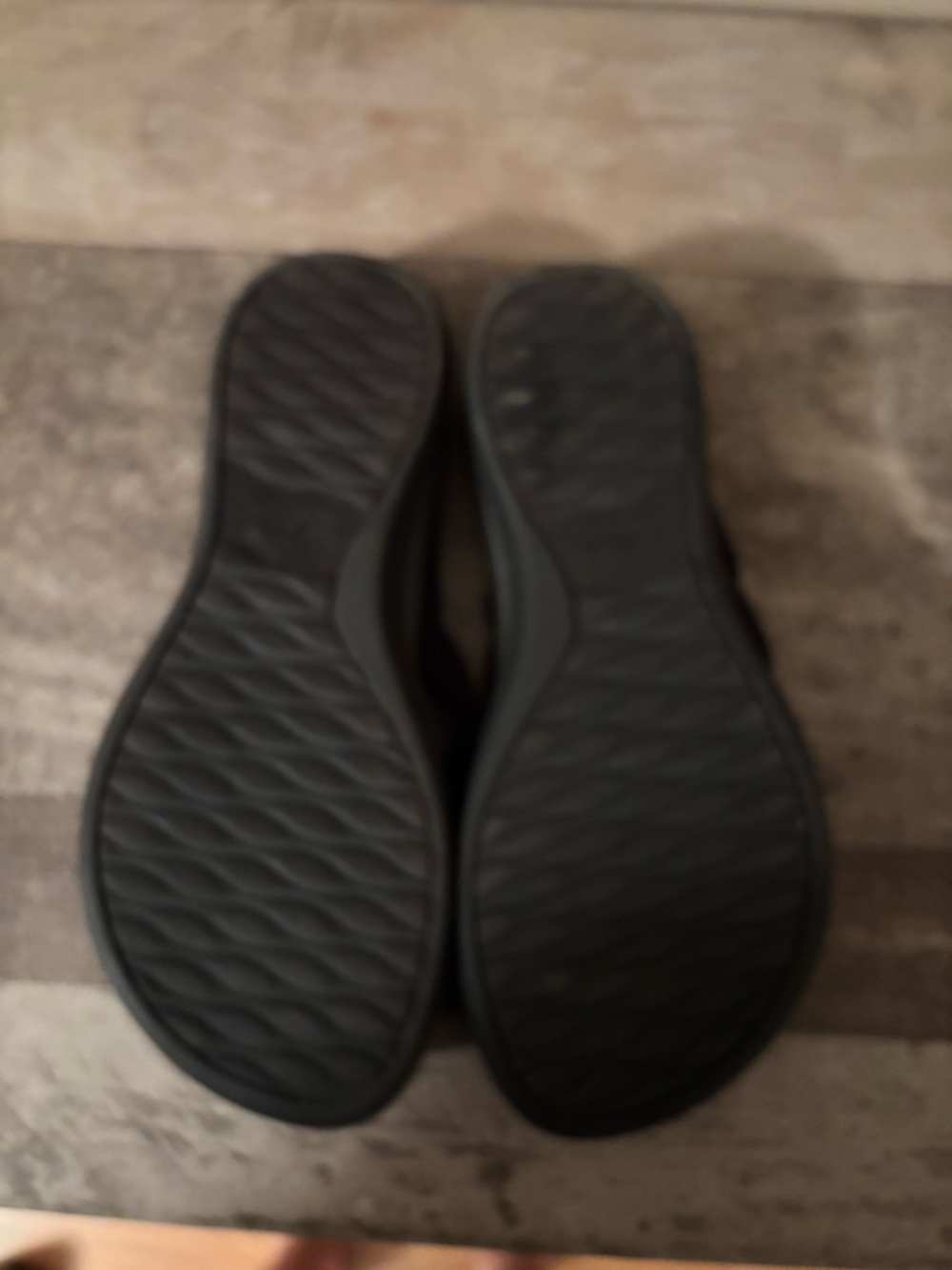 Clarks Cloudsteppers black Flip Flop Sandals with gray footbed - Picture 5 of 5